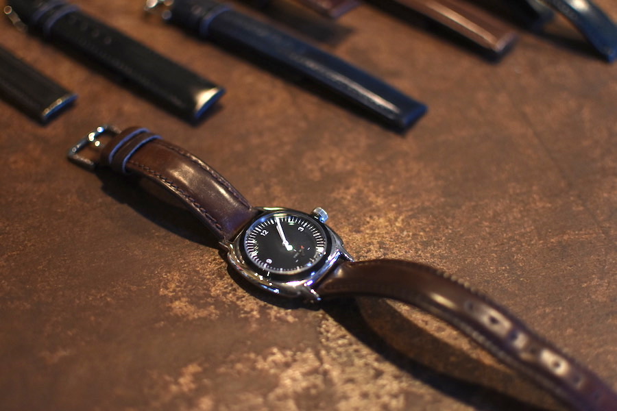 makers × vague watch 】コードバンベルトを採用の コラボ腕時計 